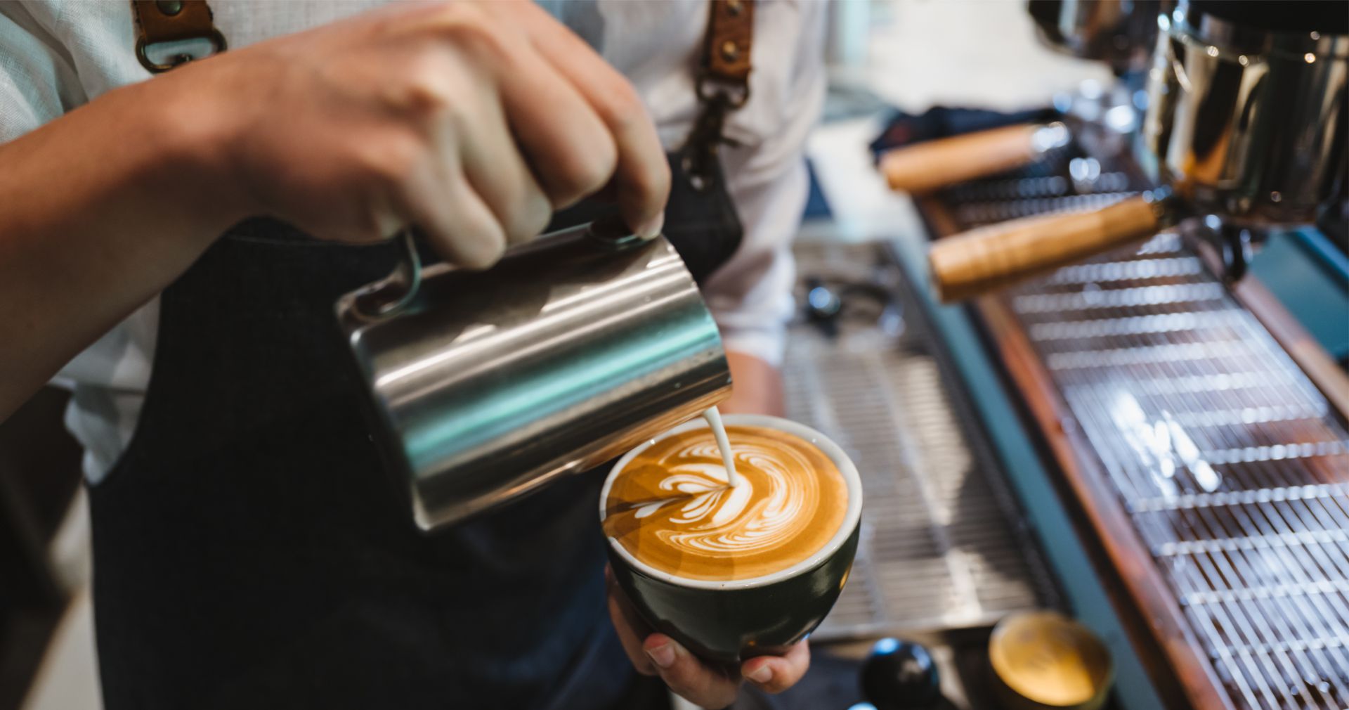 Barista preparando café en Cooking Gourmet